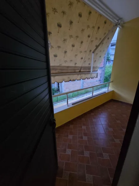 Tirane, jepet me qera apartament 3+1 , 90 m² 300 € (TE INSITUTI I FIZIKES BERTHAMORE)