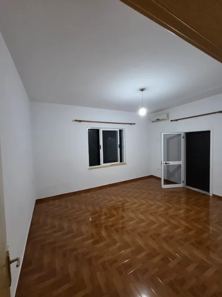 Tirane, jepet me qera apartament 3+1 , 90 m² 300 € (TE INSITUTI I FIZIKES BERTHAMORE)