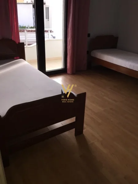 Tirane, jepet me qera apartament 3+1+Ballkon Kati 4, 120 m² 620 € (FAKULTETI EKONOMIK)