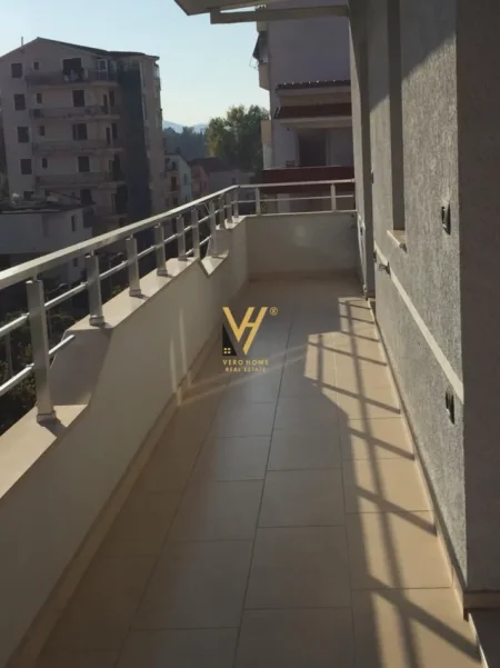 Tirane, jepet me qera apartament 3+1+Ballkon Kati 4, 120 m² 620 € (FAKULTETI EKONOMIK)