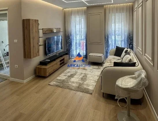 Tirane, jepet me qera apartament 1+1+Ballkon Kati 4, 70 m² 452 € 