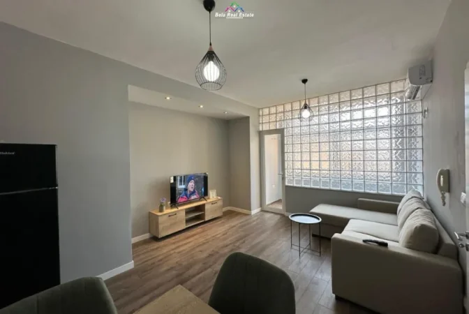 Tirane, jepet me qera apartament 1+1+Ballkon Kati 5, 65 m² 700 € (pazari i ri)