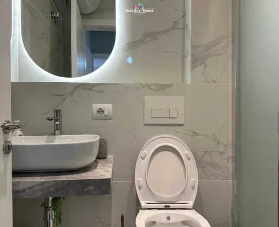Tirane, jepet me qera apartament 1+1+Ballkon Kati 5, 65 m² 700 € (pazari i ri)