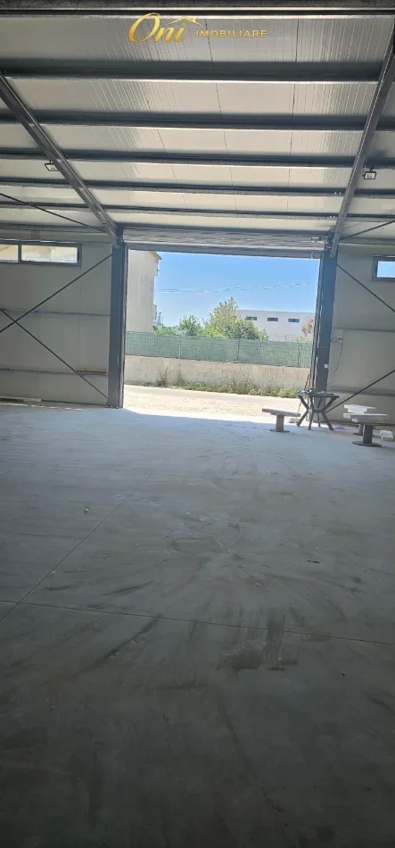 Tirane, jepet me qera magazine Kati 0, 210 m² 900 € (PRANE UNIVERS CITY)
