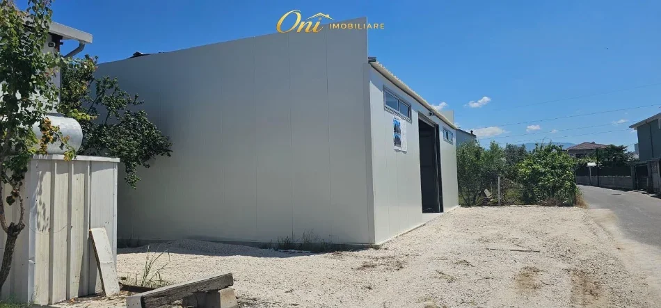 Tirane, jepet me qera magazine Kati 0, 210 m² 900 € (PRANE UNIVERS CITY)