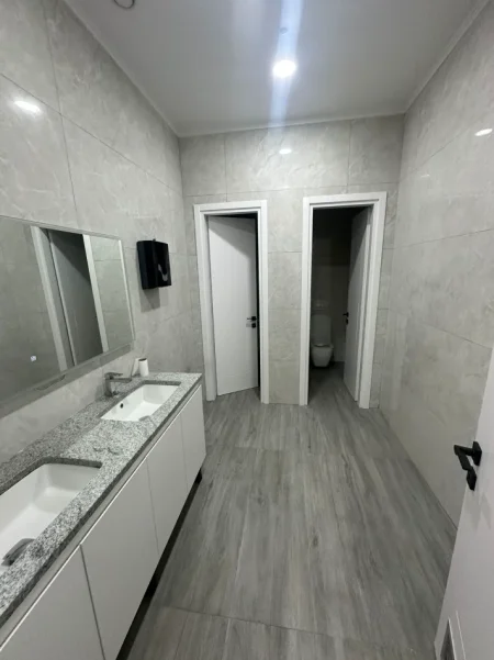 Tirane, jepet me qera ambjent biznesi Kati 2, 404 m² 5.000 € (Hoxha Tasim)