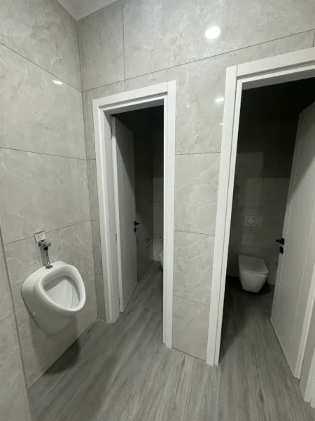 Tirane, jepet me qera ambjent biznesi Kati 2, 404 m² 5.000 € (Hoxha Tasim)