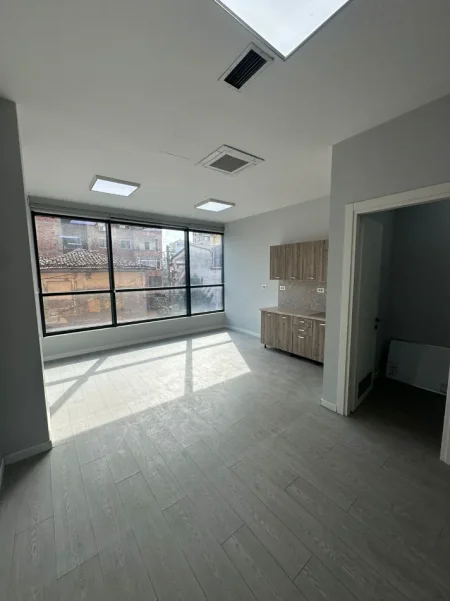 Tirane, jepet me qera ambjent biznesi Kati 2, 404 m² 5.000 € (Hoxha Tasim)