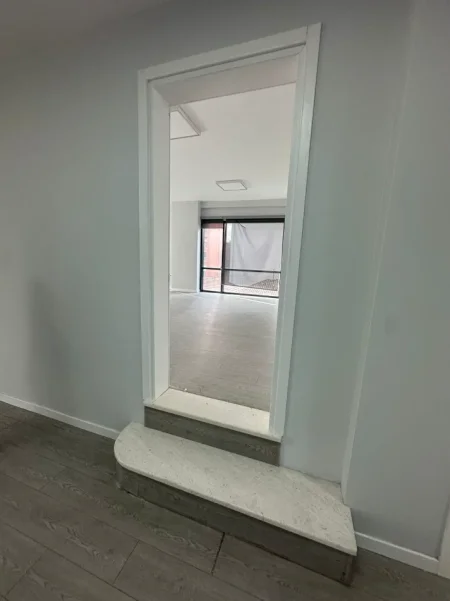 Tirane, jepet me qera ambjent biznesi Kati 2, 404 m² 5.000 € (Hoxha Tasim)
