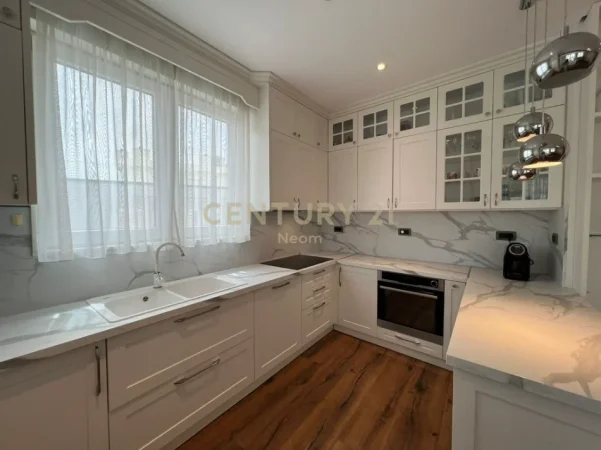 Tirane, jepet me qera apartament 2+1+Ballkon Kati 5, 160 m² 1.500 € (liqeni i tiranes)