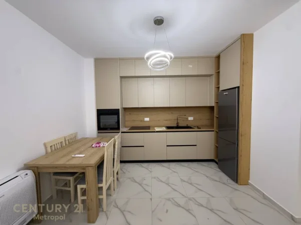 Tirane, jepet me qera apartament 2+1+Ballkon Kati 3, 108 m² 800 € (laprake)