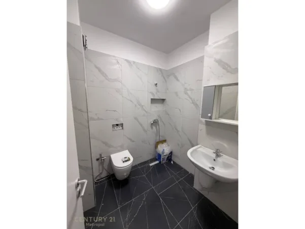 Tirane, jepet me qera apartament 2+1+Ballkon Kati 3, 108 m² 800 € (laprake)