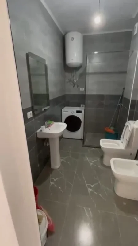Tirane, jepet me qera apartament 2+1 Kati 2, 81 m² 450 € (Rruga 5 Maji)