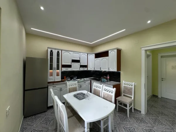 Tirane, jepet me qera apartament 3+1 Kati 2, 135 m² 1.000 € (Laprakë)