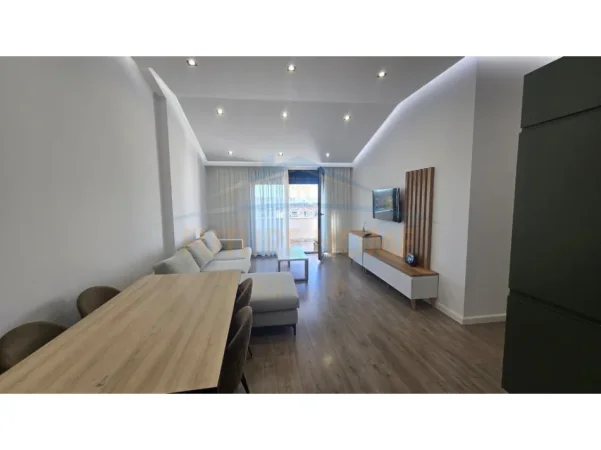 Tirane, jepet me qera apartament 2+1+Ballkon Kati 7, 120 m² 500 € (Fresku)
