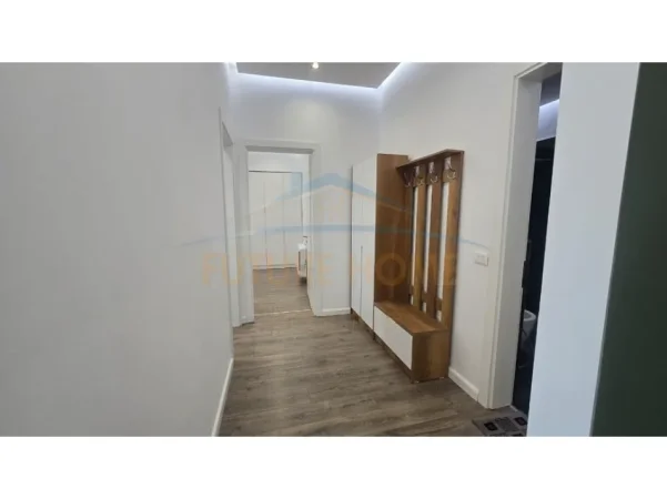 Tirane, jepet me qera apartament 2+1+Ballkon Kati 7, 120 m² 500 € (Fresku)
