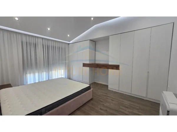 Tirane, jepet me qera apartament 2+1+Ballkon Kati 7, 120 m² 500 € (Fresku)