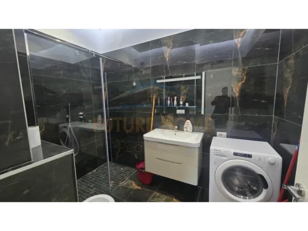 Tirane, jepet me qera apartament 2+1+Ballkon Kati 7, 120 m² 500 € (Fresku)