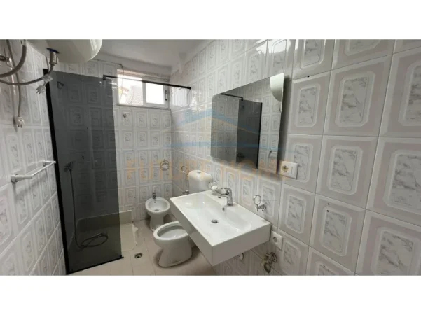 Tirane, jepet me qera apartament 1+1+Ballkon Kati 2, 52 m² 500 € (Rruga Fortuzi)