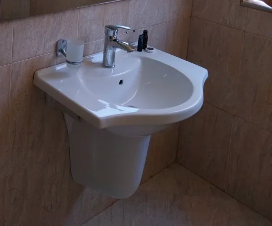 Durres, shes aksesore OKAZION. MBYLLET HOTEL☆☆☆☆ •SHITEN 30 LAVAMAN TUALETI PORCELAN BASHKË ME GRUPIN E VET ( MATERIAL BRONXI )