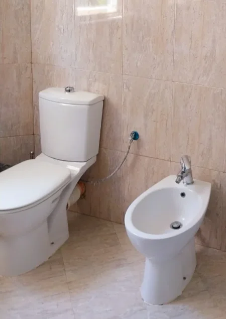 Durres, shes OKAZION. MBYLLET HOTEL☆☆☆☆ •SHITEN 30 WC PORCELANI PËR TUALETE 20 €