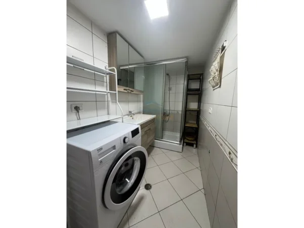 Tirane, jepet me qera apartament 2+1+Ballkon Kati 7, 95 m² 800 € (Rruga Irfan Tomini)
