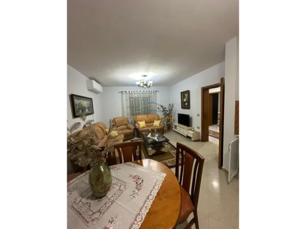 Tirane, jepet me qera apartament 2+1+Ballkon Kati 0, 99 m² 500 € (Rruga Jordan Misja)