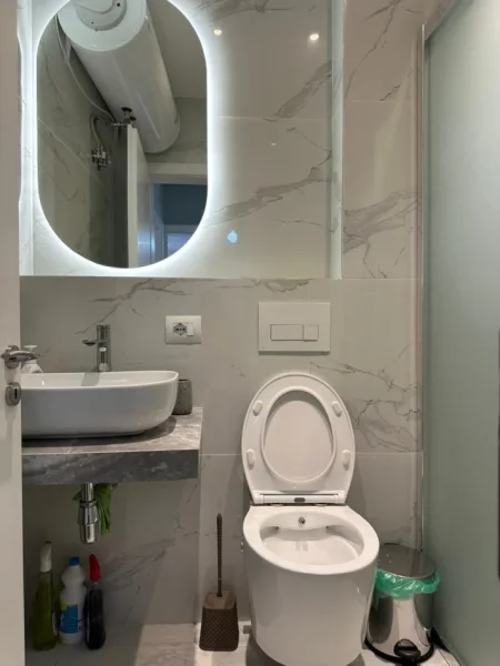 Tirane, jepet me qera apartament 1+1 Kati 5, 65 m² 650 € (Pazari i Ri)