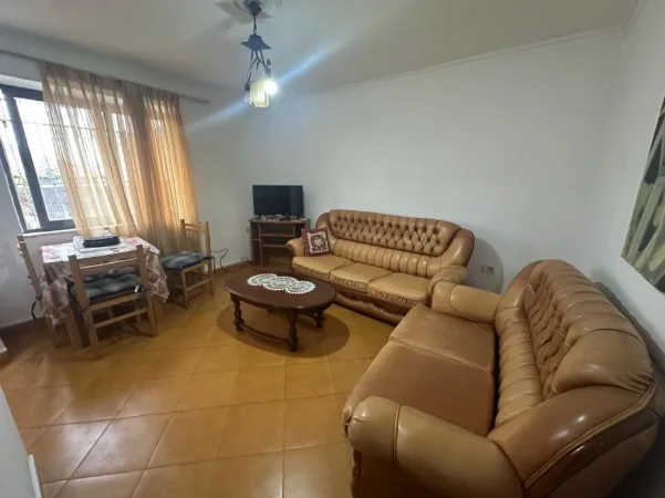 Tirane, shitet apartament 1+1+Ballkon Kati 1, 55 m² 85.000 € (Shkolla e Bashkuar)