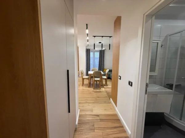 Tirane, jepet me qera apartament 1+1+Ballkon Kati 4, 81 m² 800 € (Rruga Kavajes)