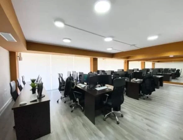 Tirane, jepet me qera ambjent biznesi Kati 1, 194 m² 3.500 € (stadiumi dinamo , sheshi willson)
