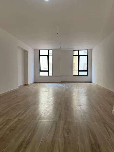 Tirane, jepet me qera ambjent biznesi Kati 1, 72 m² 1.250 € 