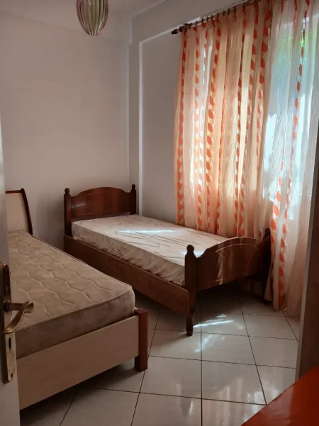 Tirane, jap me qera apartament 1+1 Kati 1, 80 m² 350 € (Vilat amerikane, Rruga 3 Vellerezit Kondi)