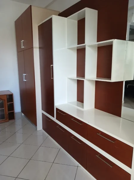 Tirane, jap me qera apartament 1+1 Kati 1, 80 m² 350 € (Vilat amerikane, Rruga 3 Vellerezit Kondi)