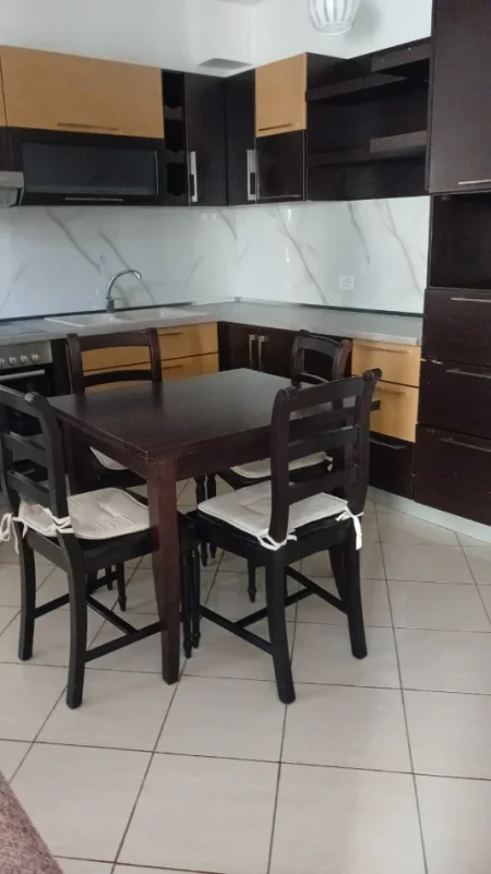 Tirane, jap me qera apartament 1+1 Kati 1, 80 m² 350 € (Vilat amerikane, Rruga 3 Vellerezit Kondi)