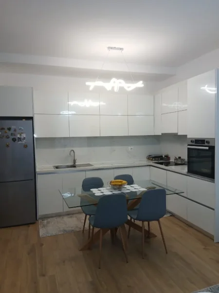 Tirane, jepet me qera apartament 2+1+Ballkon Kati 5, 92 m² 650 € (Rruga Siri Kodra)
