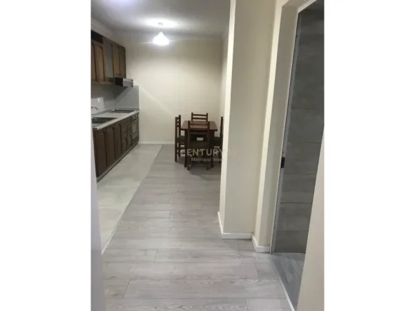 Tirane, jepet me qera apartament 1+1 Kati 1, 77 m² 400 € (Tregu Elektrik)