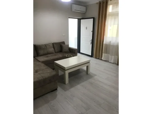 Tirane, jepet me qera apartament 1+1 Kati 1, 77 m² 400 € (Tregu Elektrik)