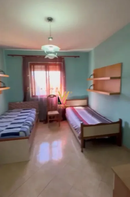Tirane, jepet me qera apartament 2+1+Ballkon Kati 4, 75 m² 520 € (MATERNITETI I RI)