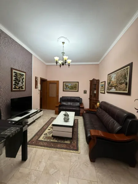 Tirane, jepet me qera apartament 2+1+Aneks+Ballkon Kati 2, 65 m² 650 € (ish blloku)
