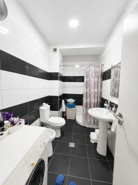 Tirane, jepet me qera apartament 2+1+Aneks+Ballkon Kati 1, 600 € (qyteti studenti)