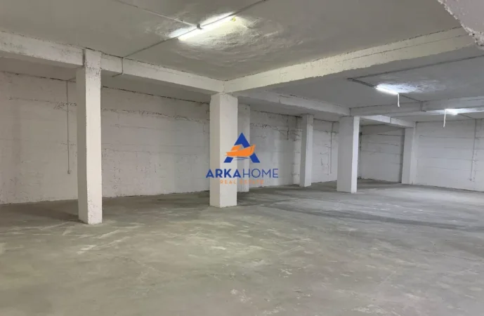 Tirane, jepet me qera magazine Kati 0, 500 m² 2.105 € 