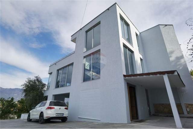 Tirane, jepet me qera Vile 3+1 700 m² 2.000 Euro (Liqeni Thate)