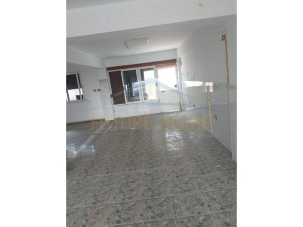 Durres, jepet me qera ambjent biznesi Kati 0, 84 m² 400 Euro (Flagship Center, Durres)