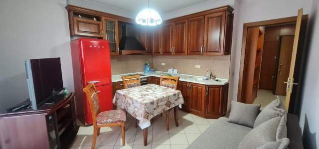 Tirane, jepet me qera apartament 1+1 Kati 4, 500 Euro (Dervish Hatixheja)