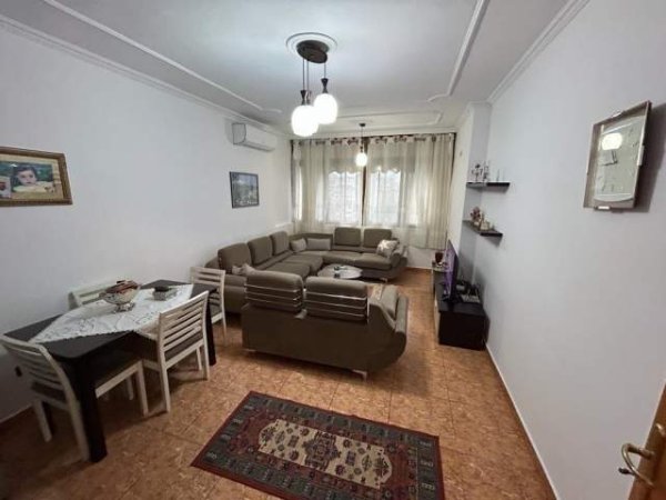 Tirane, jepet me qera apartament 2+1 Kati 6, 100 m² 500 Euro (Ish-Parku Autobuzave)