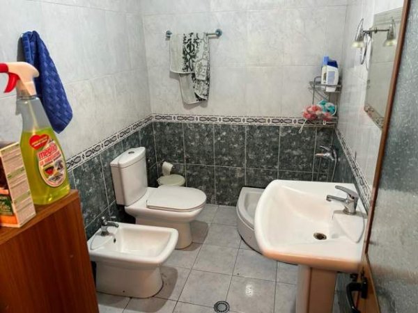Tirane, jepet me qera apartament 2+1 Kati 6, 100 m² 500 Euro (Ish-Parku Autobuzave)