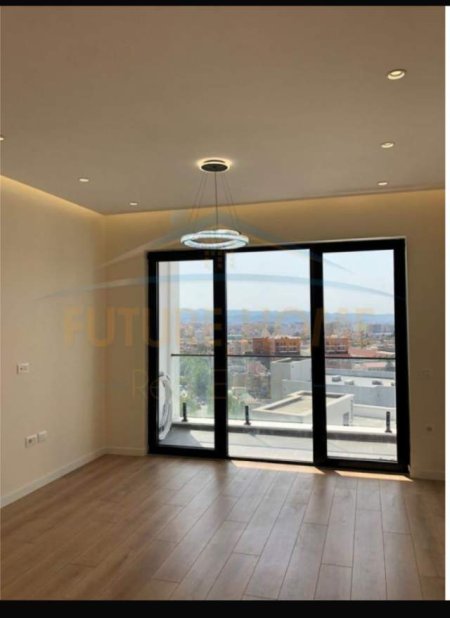 Tirane, jepet me qera apartament 2+1 Kati 9, 106 m² 600 Euro (Farmacia 10)