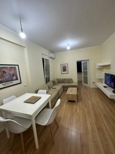 Tirane, jepet me qera apartament 1+1+BLK Kati 5, 68 m² 500 Euro (dafinave)