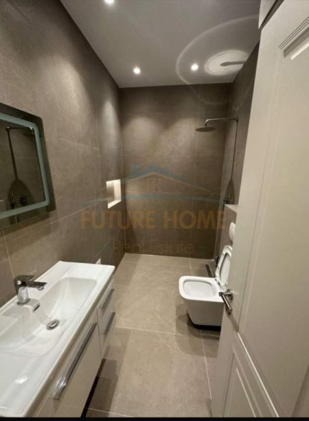 Tirane, jepet me qera apartament 2+1 Kati 2, 120 m² 800 Euro (Komuna Parisit . Kika1)